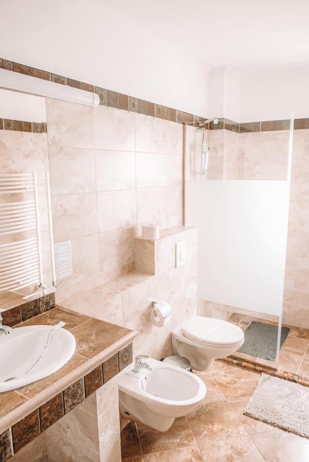 Curtea Bizantina Hotel Suceava Exterior photo
