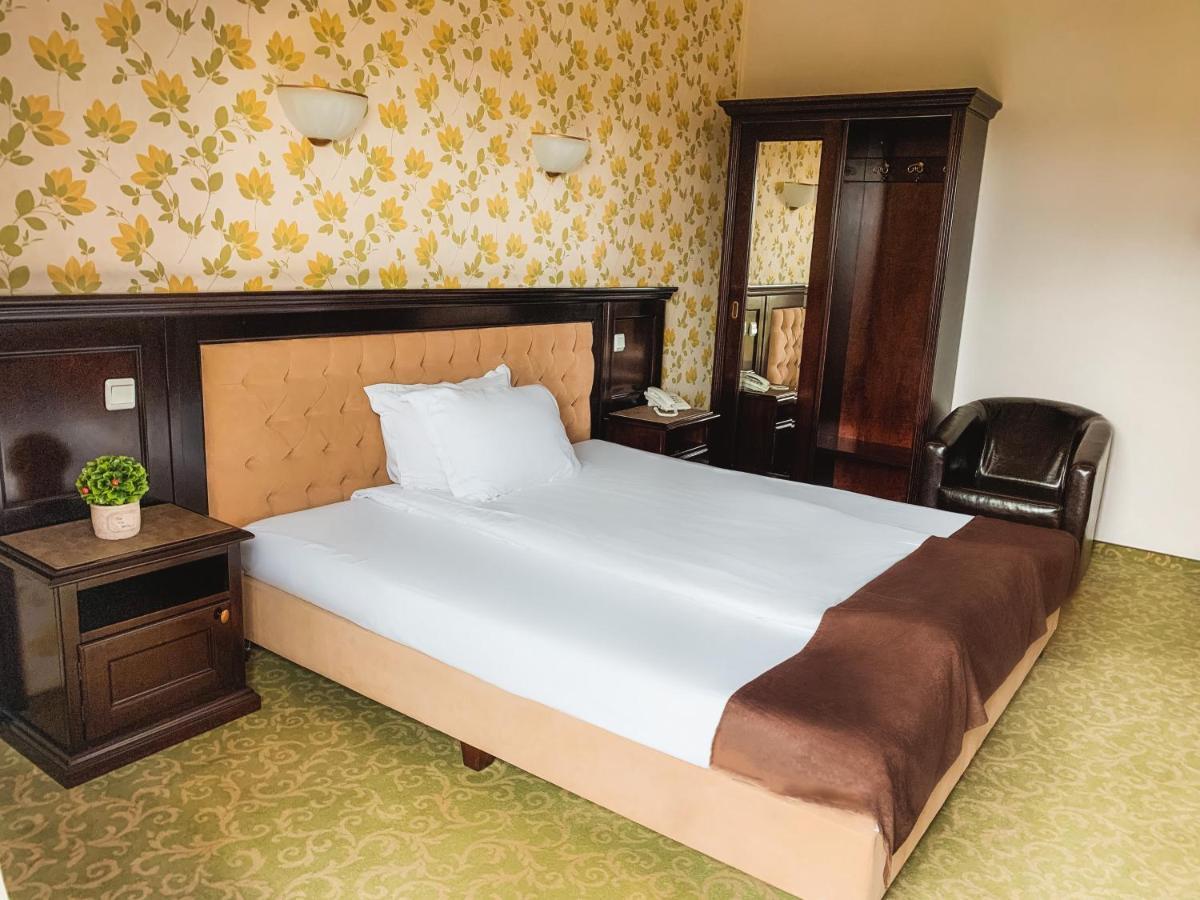 Curtea Bizantina Hotel Suceava Exterior photo