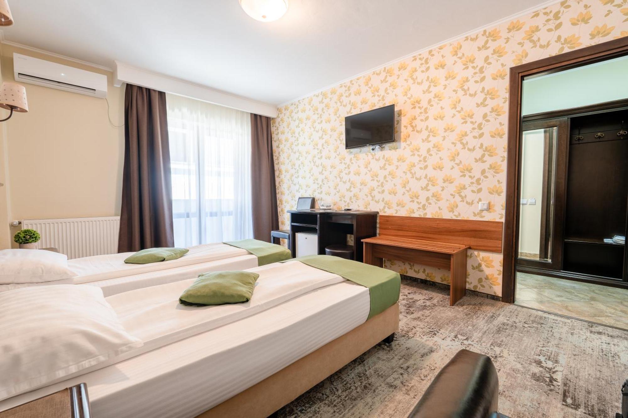 Curtea Bizantina Hotel Suceava Exterior photo