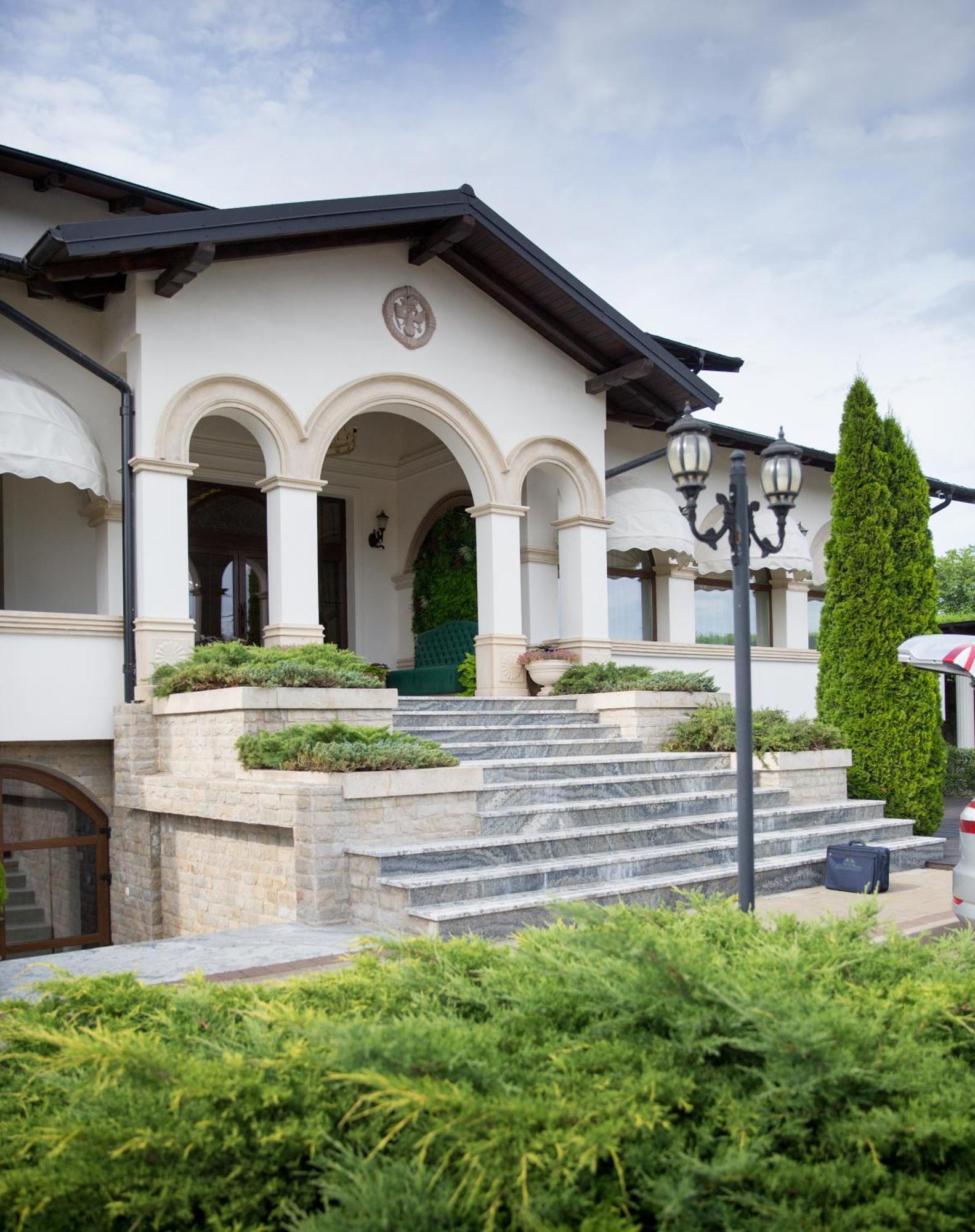 Curtea Bizantina Hotel Suceava Exterior photo