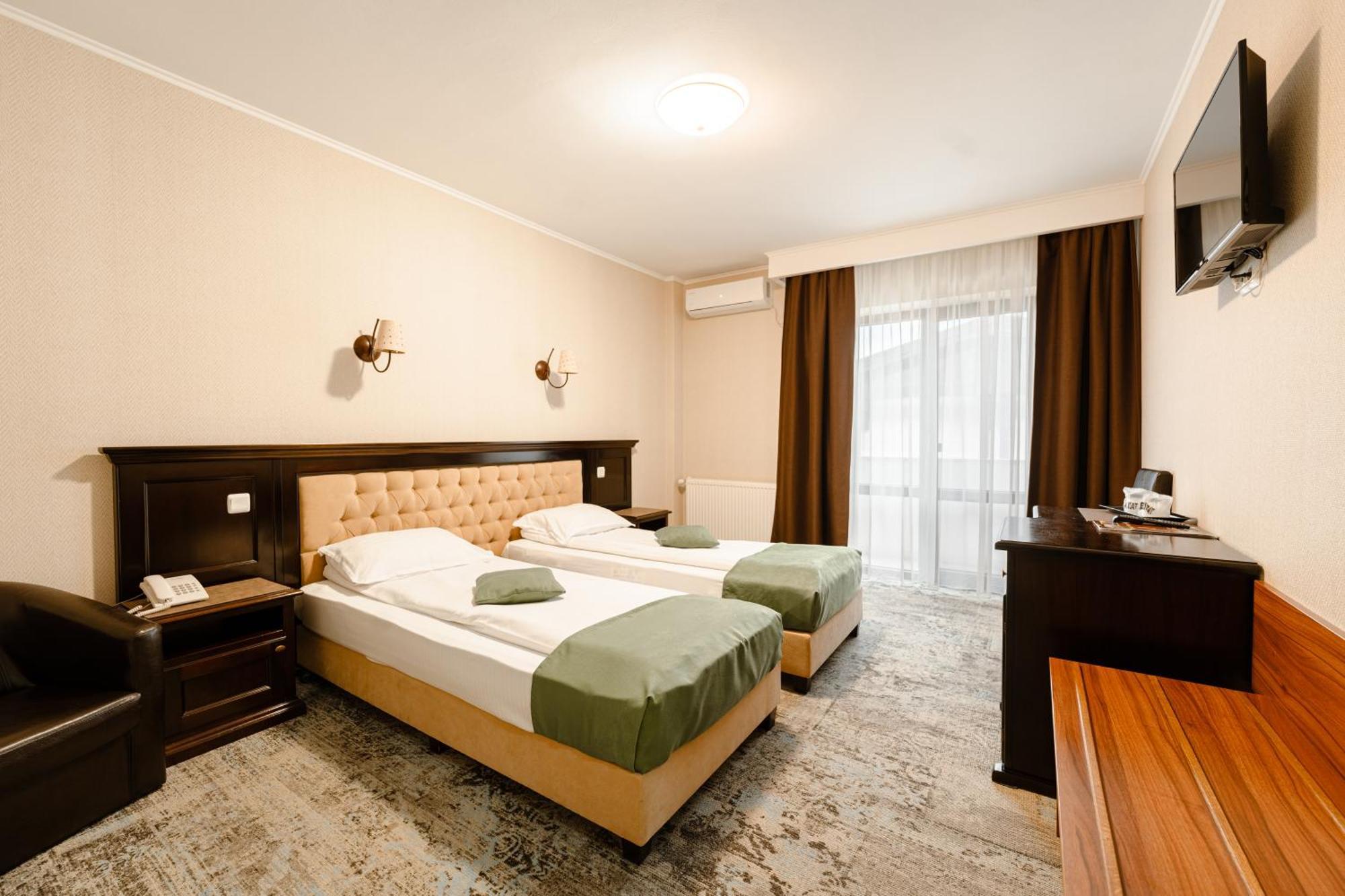 Curtea Bizantina Hotel Suceava Exterior photo