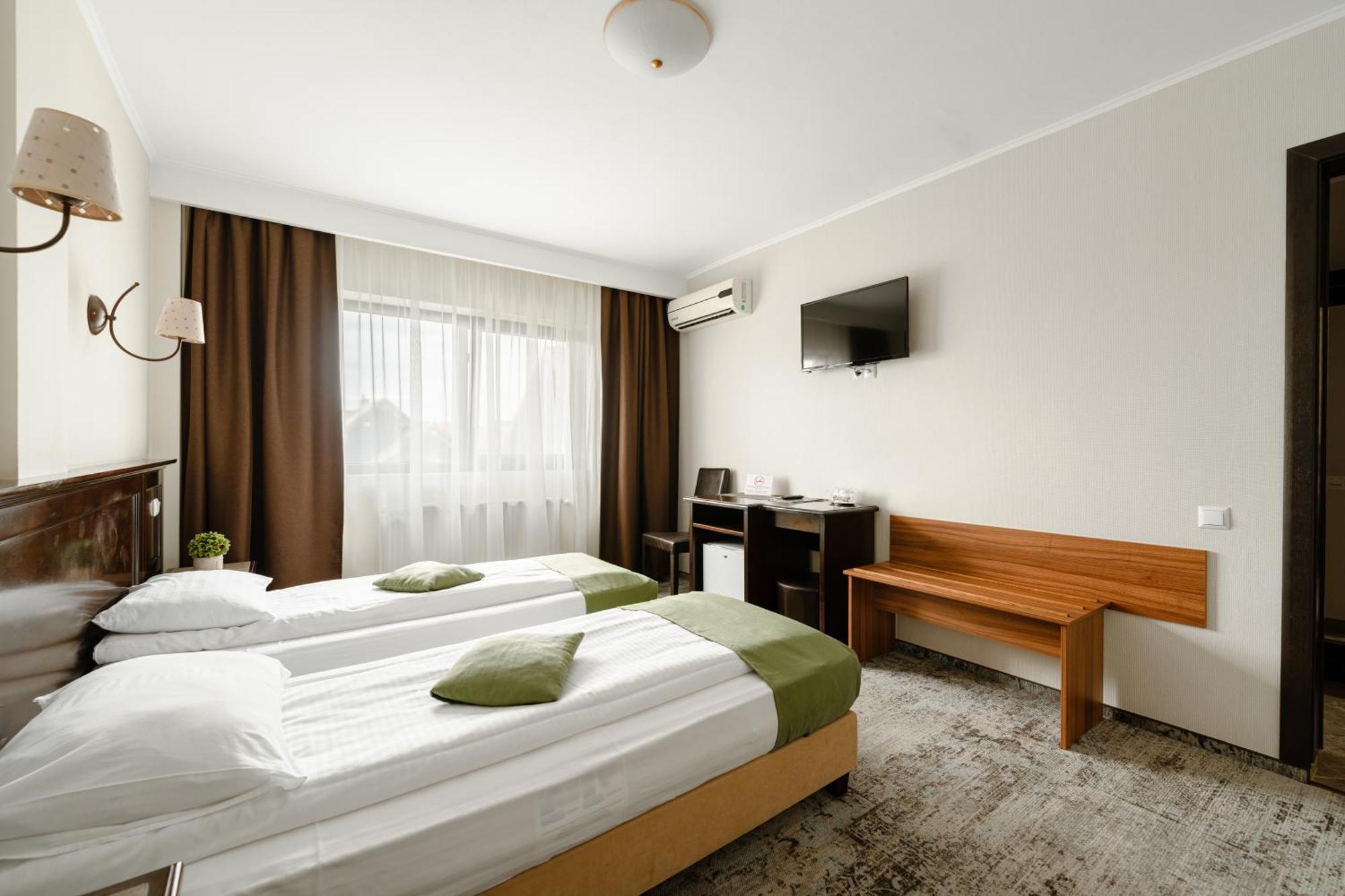 Curtea Bizantina Hotel Suceava Exterior photo