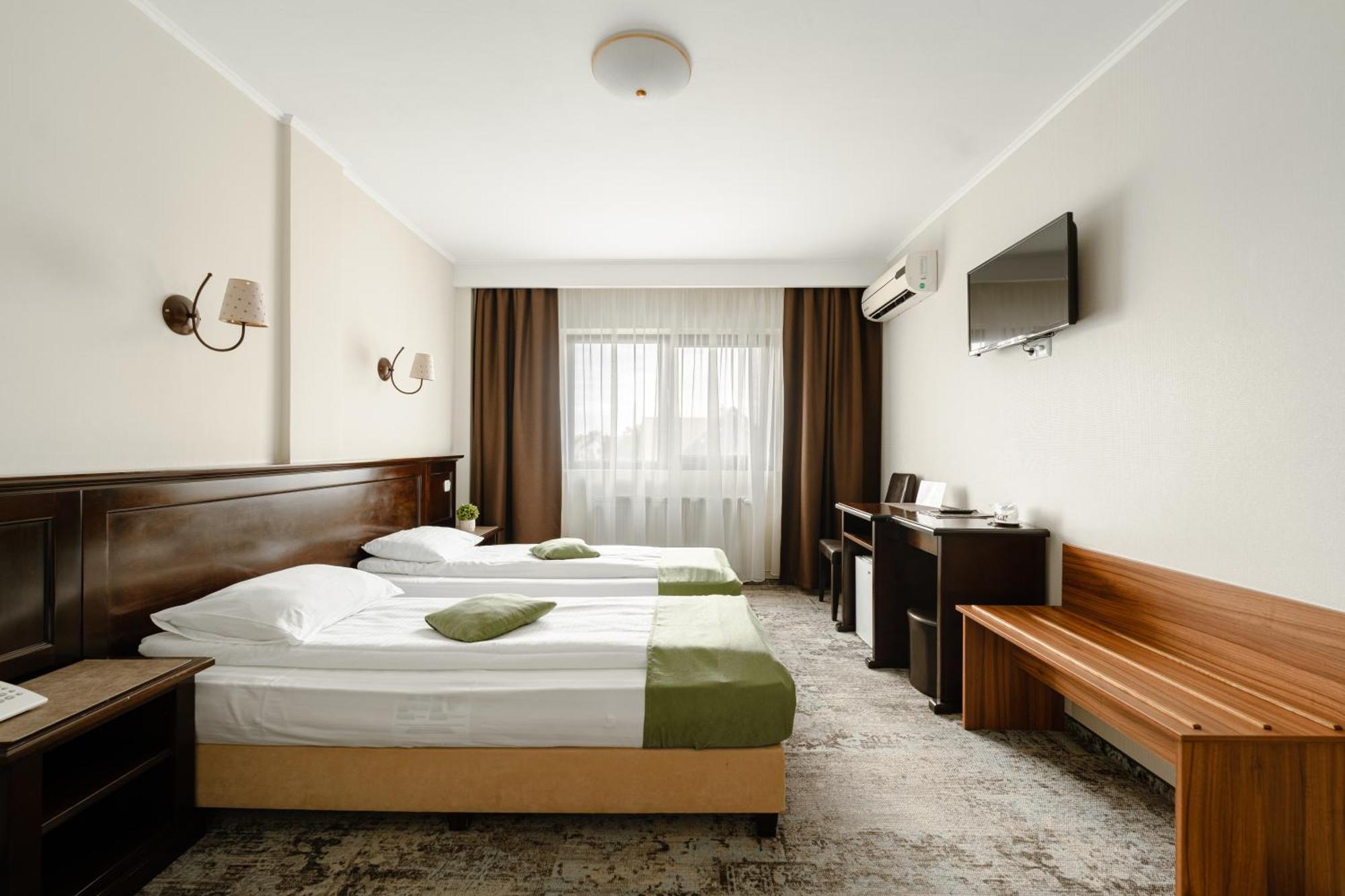 Curtea Bizantina Hotel Suceava Exterior photo