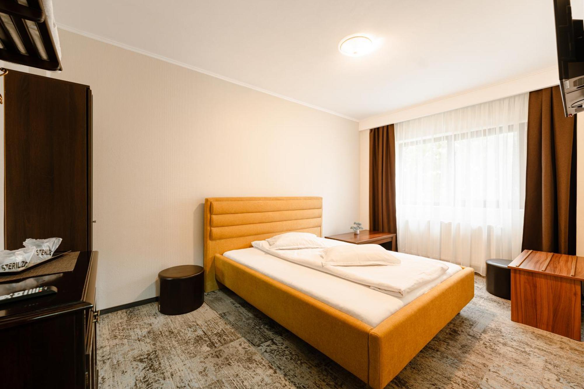 Curtea Bizantina Hotel Suceava Exterior photo