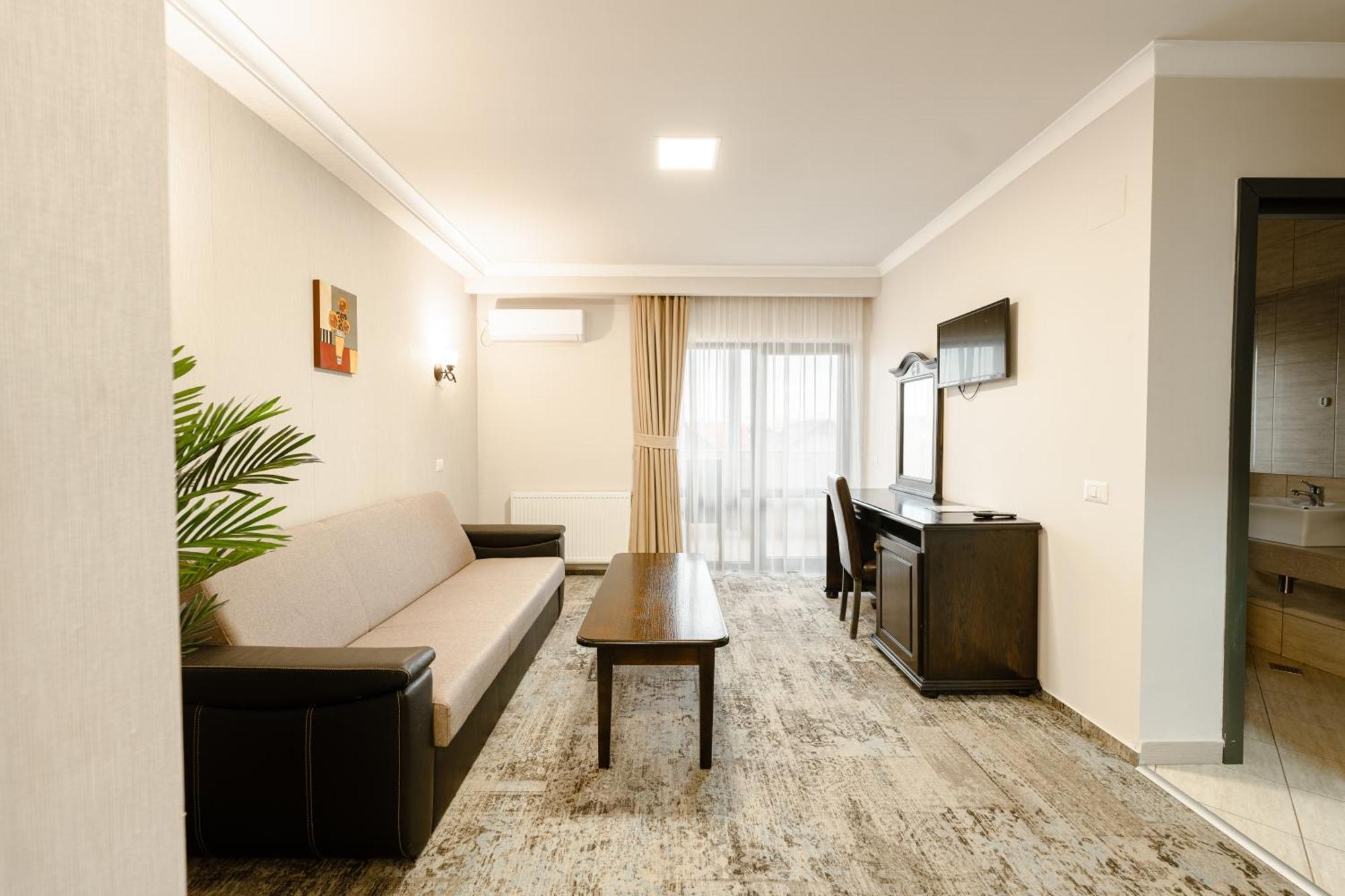 Curtea Bizantina Hotel Suceava Exterior photo