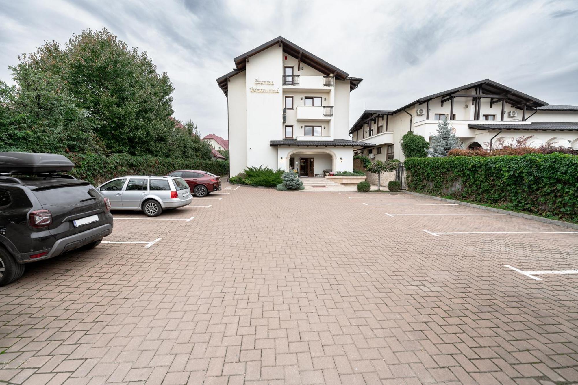 Curtea Bizantina Hotel Suceava Exterior photo