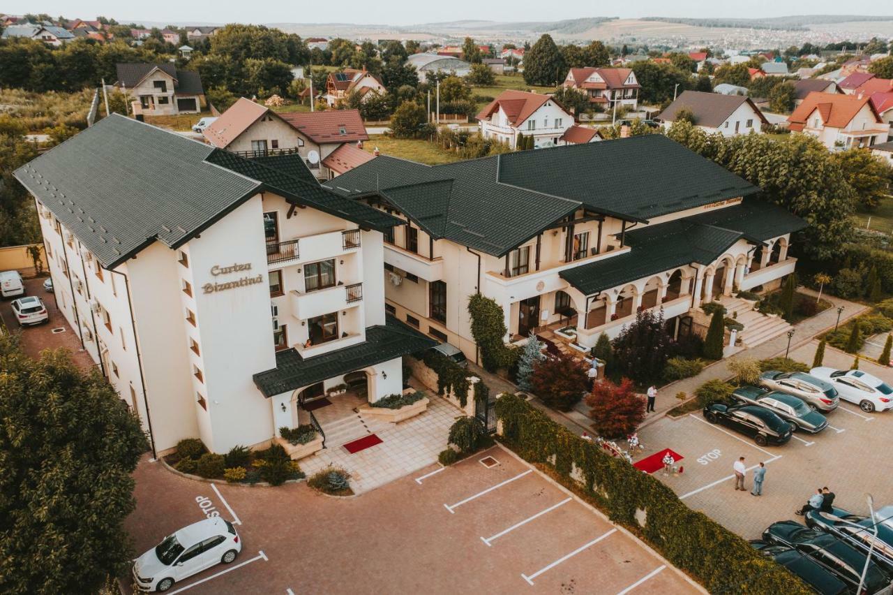 Curtea Bizantina Hotel Suceava Exterior photo